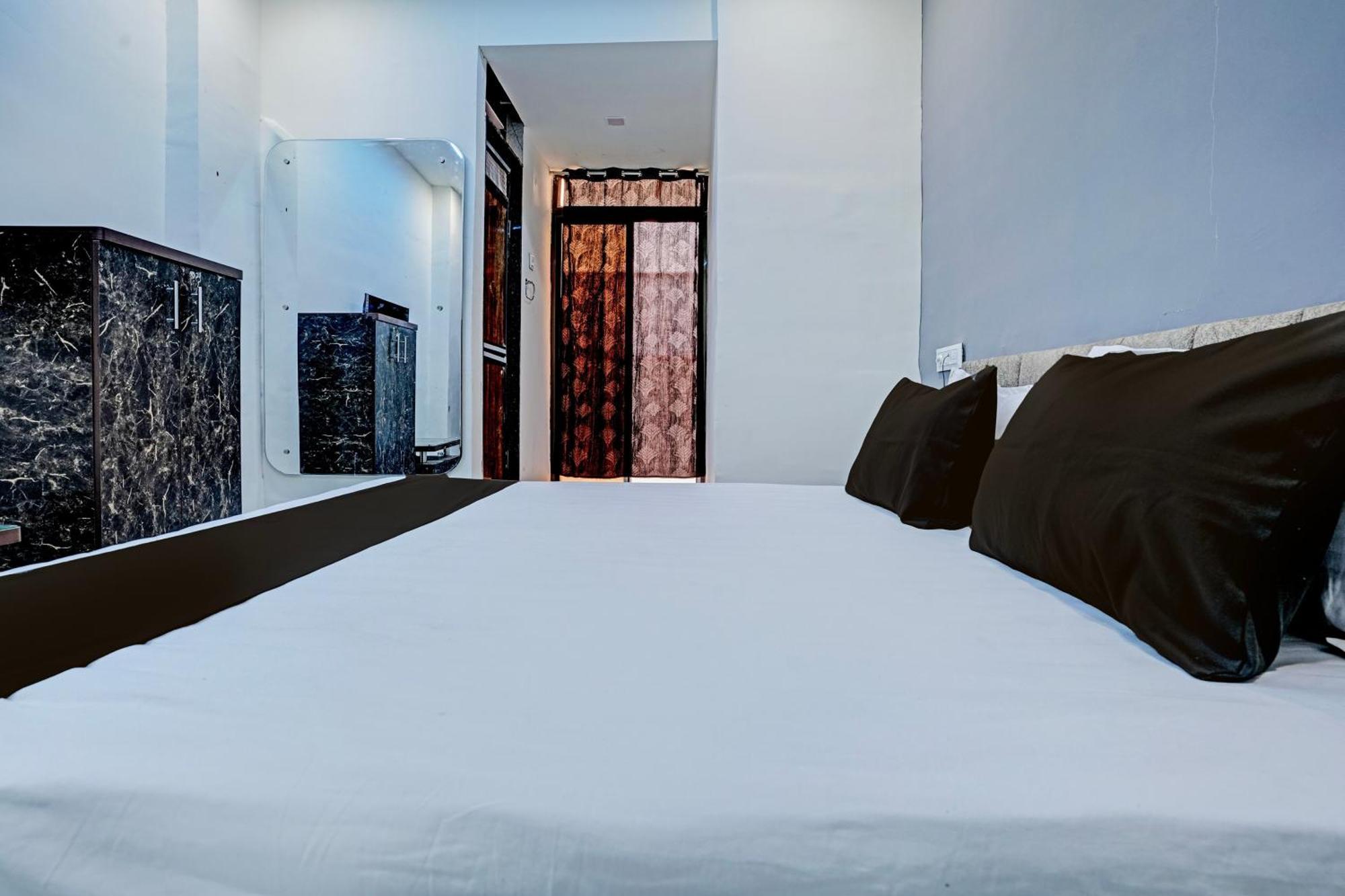 Hotel O White Palace Hotel Rajkot Eksteriør bilde