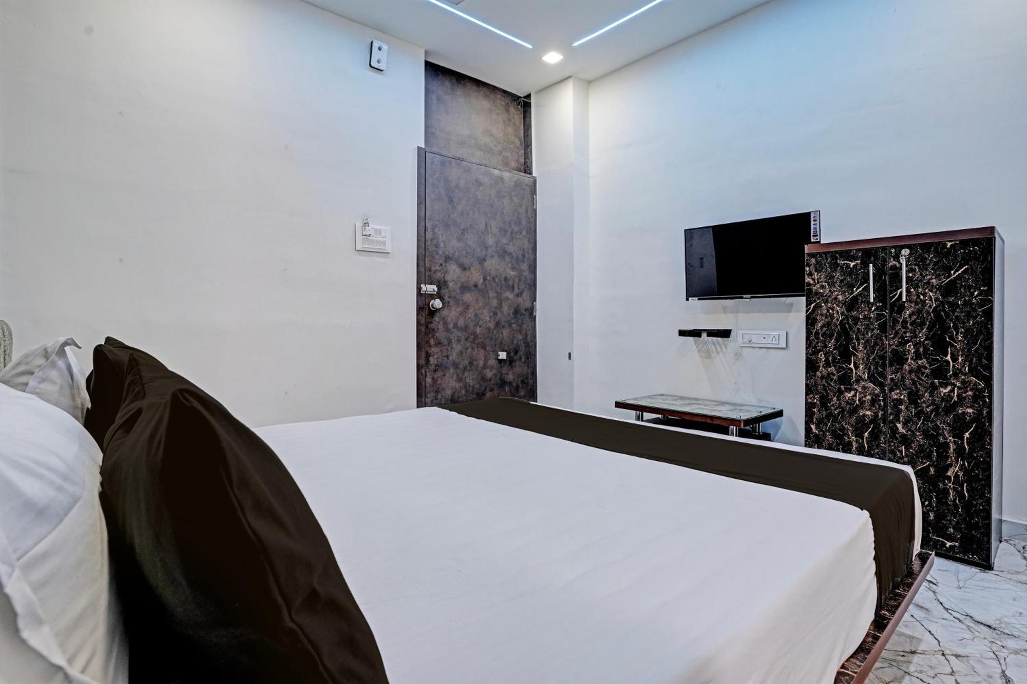 Hotel O White Palace Hotel Rajkot Eksteriør bilde