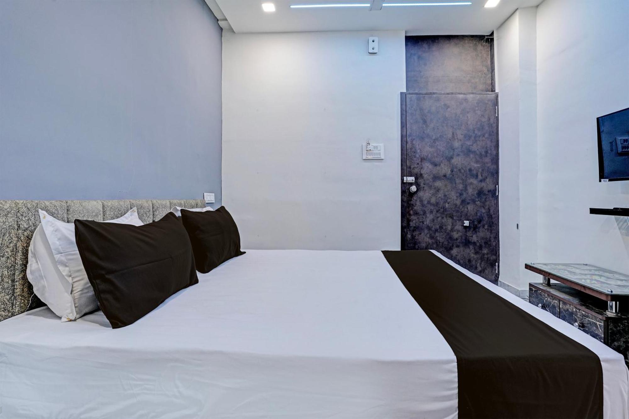 Hotel O White Palace Hotel Rajkot Eksteriør bilde