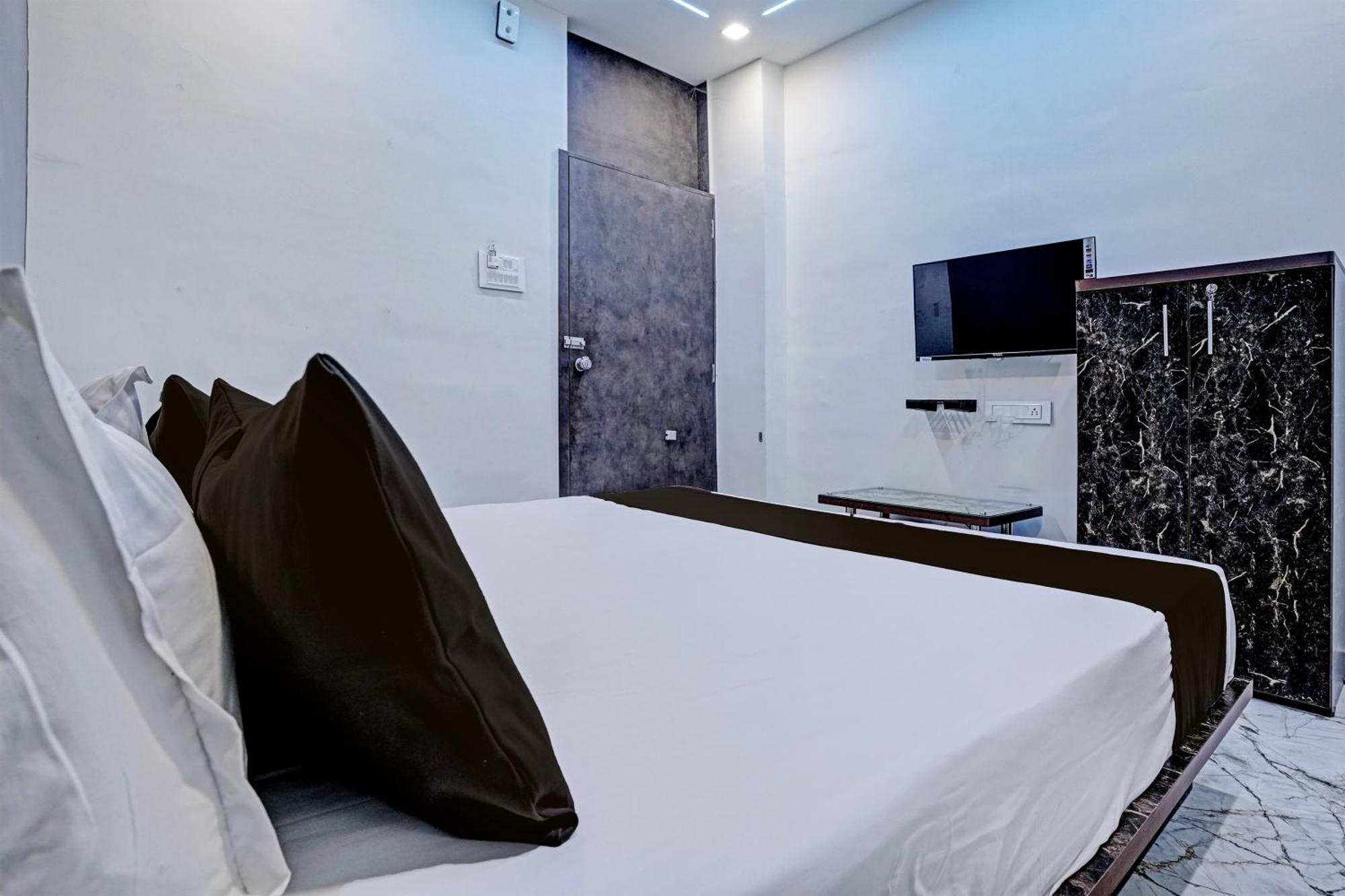 Hotel O White Palace Hotel Rajkot Eksteriør bilde