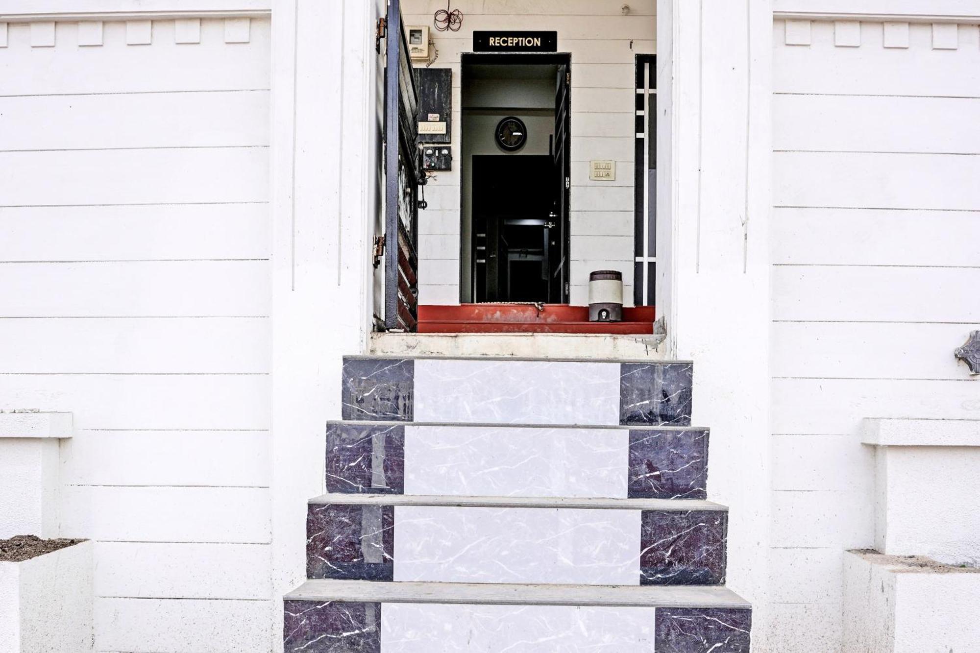 Hotel O White Palace Hotel Rajkot Eksteriør bilde